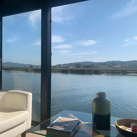 Reina Sofia Houseboat River View Botel
