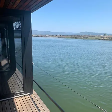 Reina Sofia Houseboat River View Botel