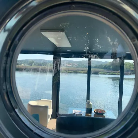 Botel Reina Sofia Houseboat River View Caminha