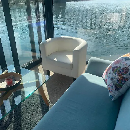 Reina Sofia Houseboat River View Botel
