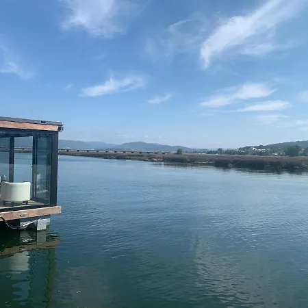 Reina Sofia Houseboat River View Botel