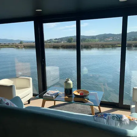Reina Sofia Houseboat River View Botel *