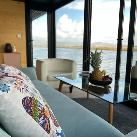 Reina Sofia Houseboat River View Botel *